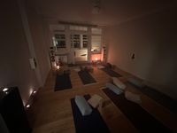 Ein Yoga-Raum bei sanfter Abendbeleuchtung.